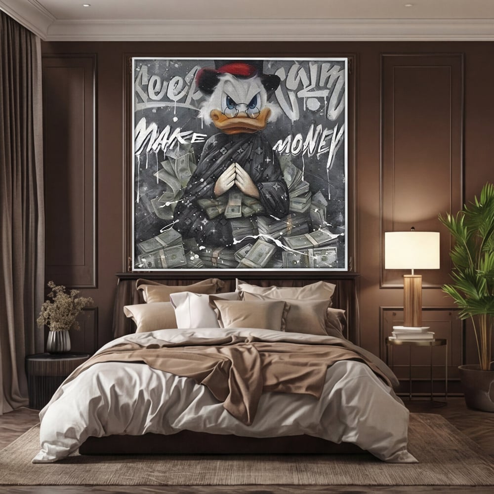 Tablou canvas cu tablou canvas cu scrooge mcduck si teancuri de bani, in rama de aluminiu argintiu, pe perete intr-un dormitor