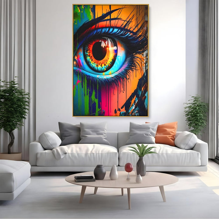 Tablou canvas cu tablou canvas cu ochi uman si graffiti, in rama de aluminiu auriu, pe perete intr-un living