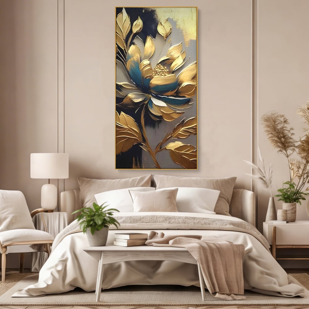 Tablou canvas cu tablou canvas cu floare aurie, in rama de aluminiu auriu, pe perete intr-un dormitor