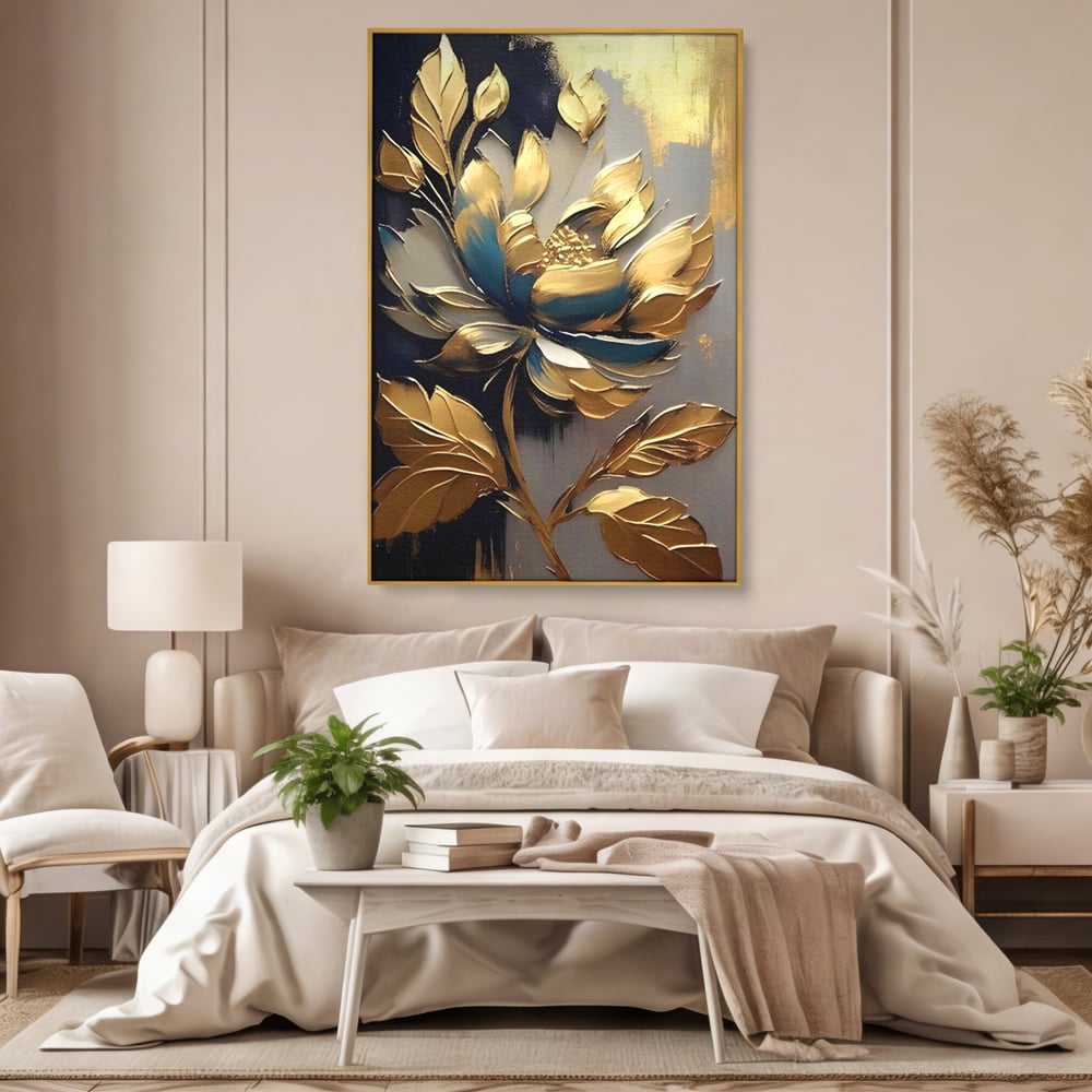Tablou canvas cu tablou canvas cu floare aurie, in rama de aluminiu auriu, pe perete intr-un dormitor