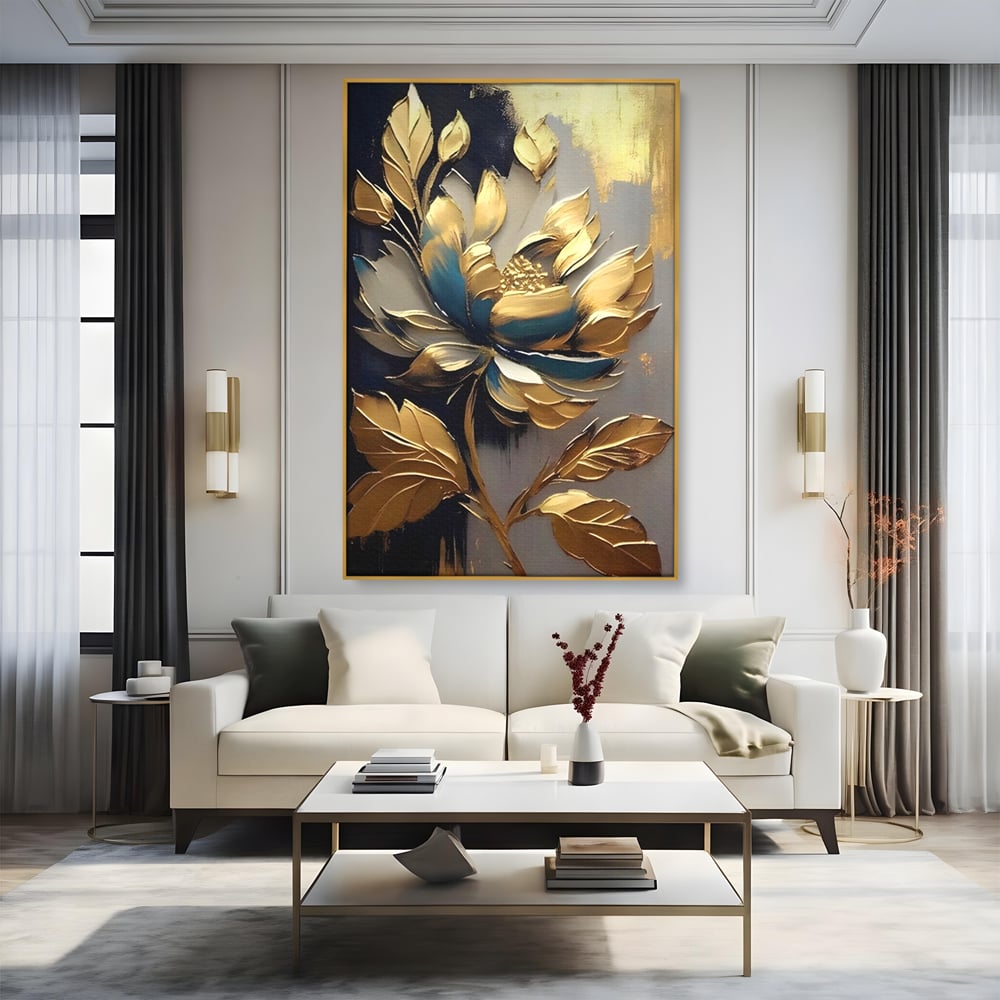 Tablou canvas cu tablou canvas cu floare aurie, in rama de aluminiu auriu, pe perete intr-un living