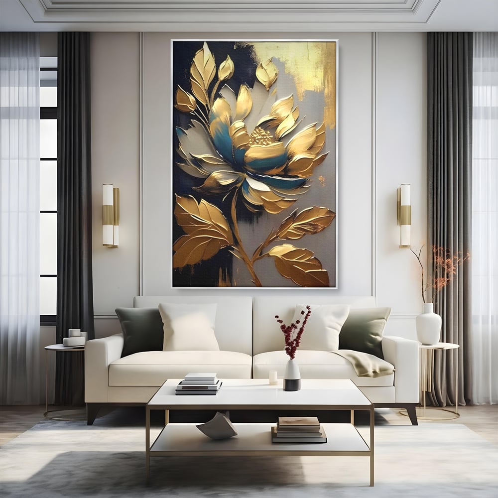 Tablou canvas cu tablou canvas cu floare aurie, in rama de aluminiu argintiu, pe perete intr-un living
