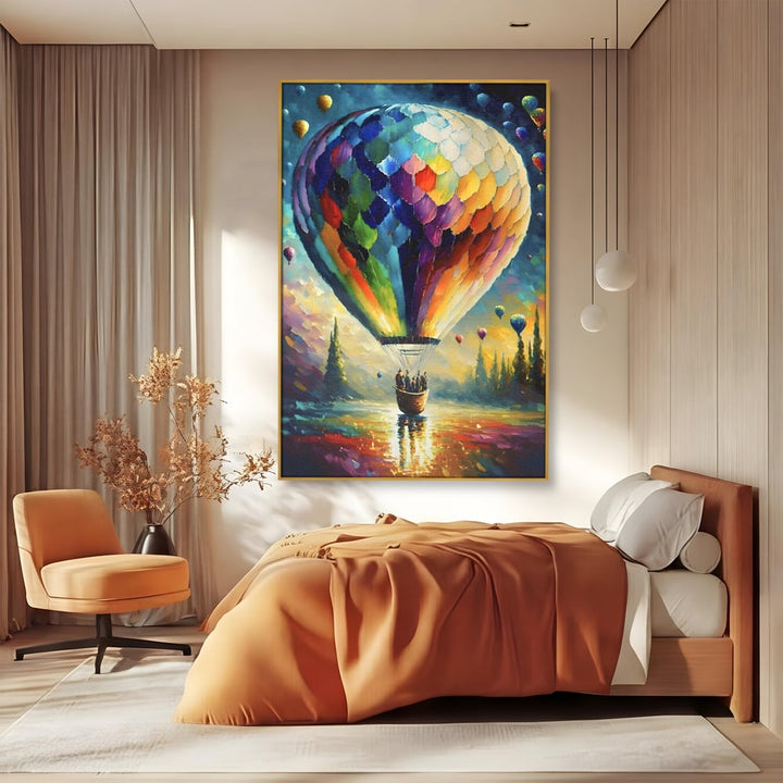 Tablou canvas cu tablou canvas cu balon cu aer cald, in rama de aluminiu auriu, pe perete intr-un dormitor