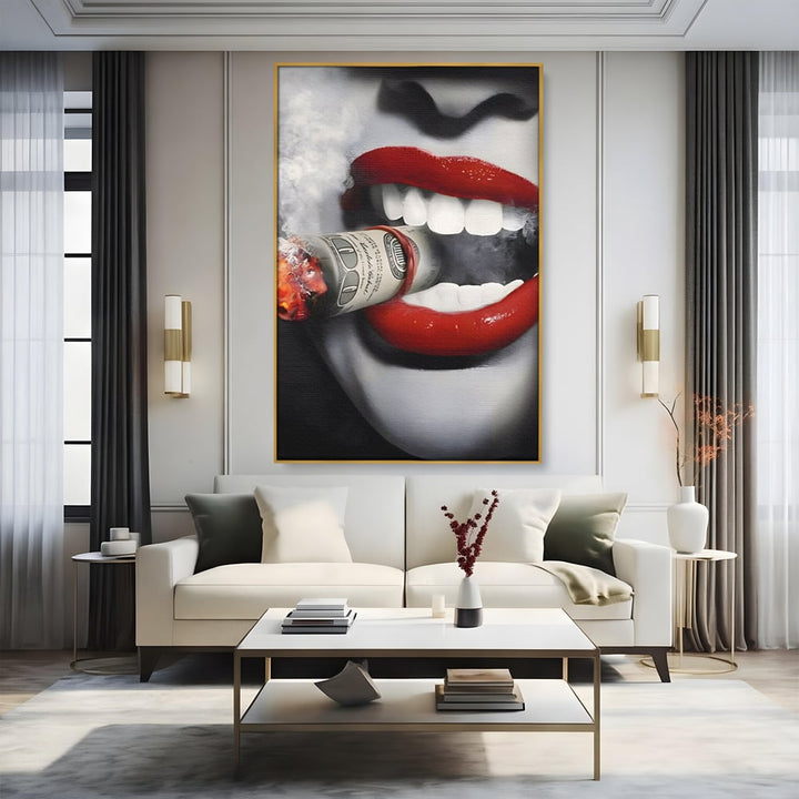 Tablou canvas cu tablou canvas cu buze rosii si bancnota, in rama de aluminiu auriu, pe perete intr-un living