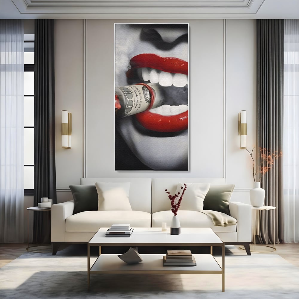 Tablou canvas cu tablou canvas cu buze rosii si bancnota, in rama de aluminiu argintiu, pe perete intr-un living