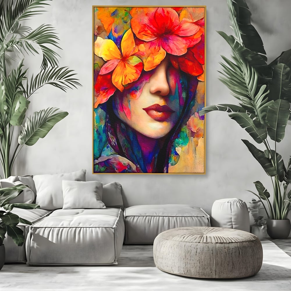 Tablou canvas cu tablou canvas cu portret feminin si flori, in rama de aluminiu auriu, pe perete intr-un living