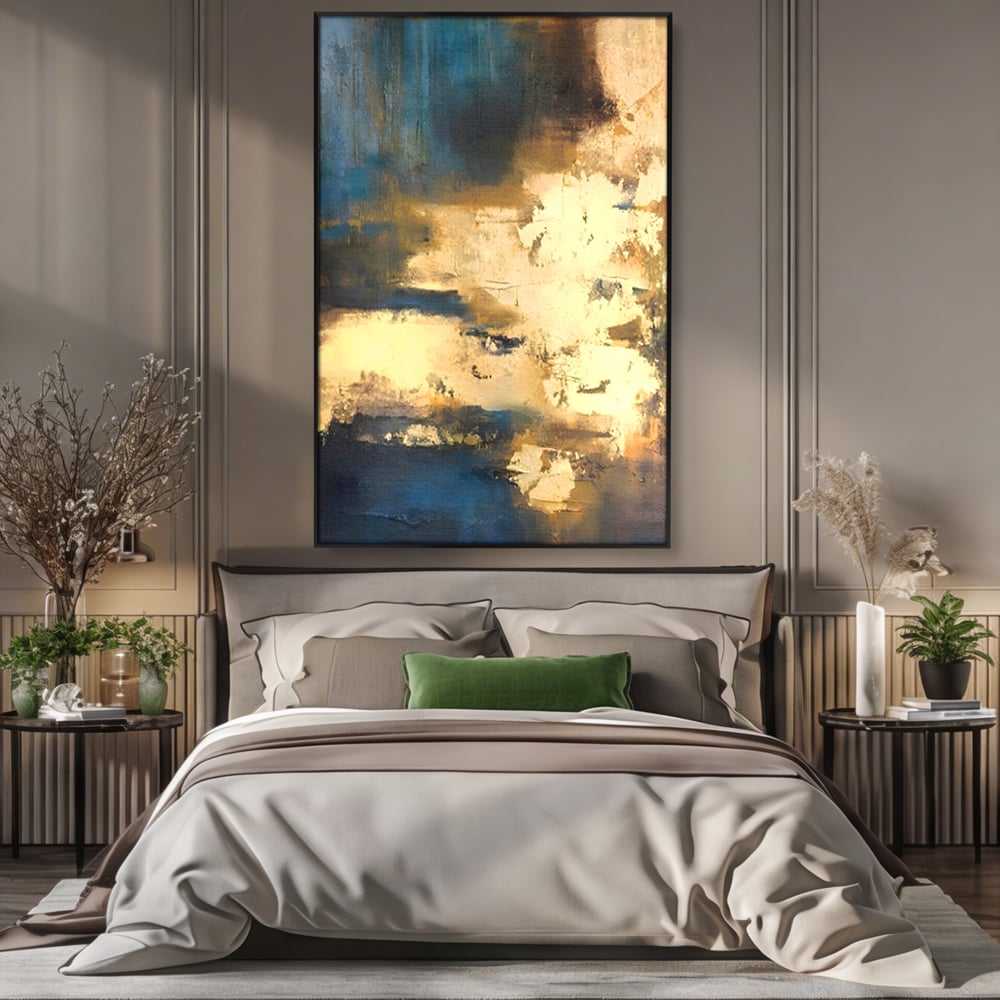 Tablou canvas cu pictura abstracta cu texturi aurii, in rama de aluminiu negru, pe perete intr-un dormitor