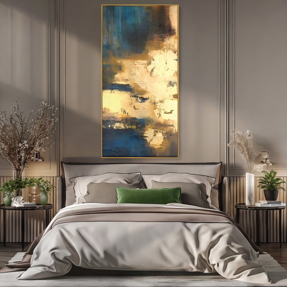 Tablou canvas cu pictura abstracta cu texturi aurii, in rama de aluminiu auriu, pe perete intr-un dormitor
