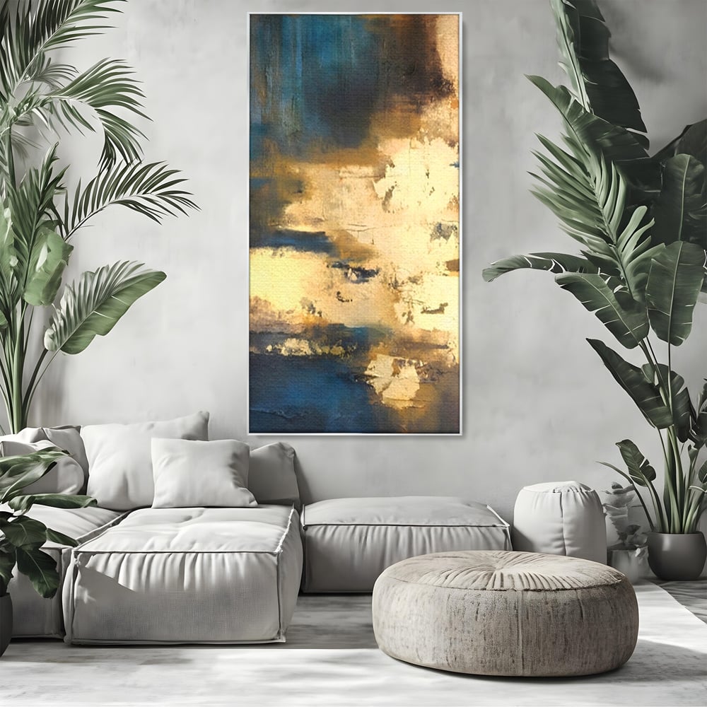 Tablou canvas cu pictura abstracta cu texturi aurii, in rama de aluminiu argintiu, pe perete intr-un living