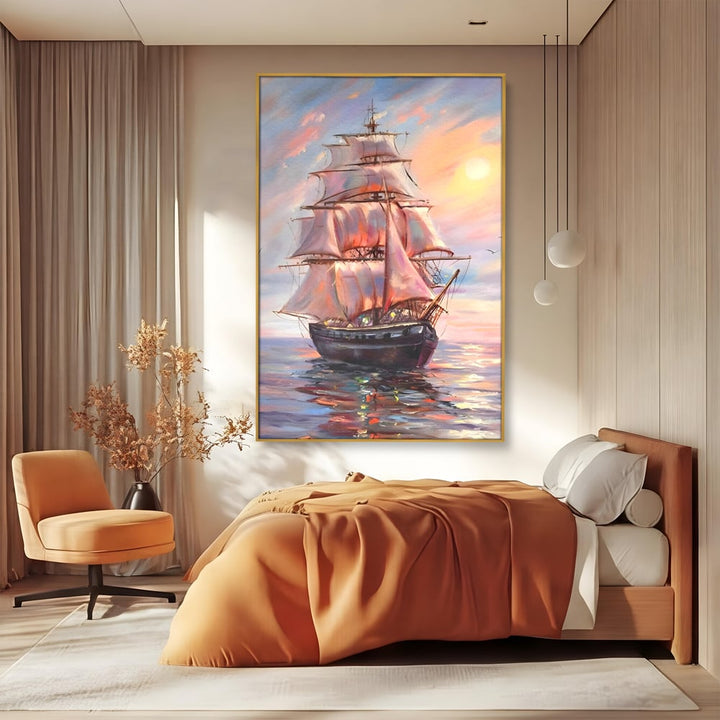 Tablou canvas cu tablou canvas cu vapor cu vele pe mare, in rama de aluminiu auriu, pe perete intr-un dormitor