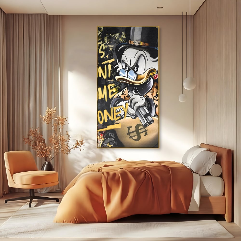 Tablou canvas cu ilustratie cu scrooge duck tinand o arma, in rama de aluminiu auriu, pe perete intr-un dormitor