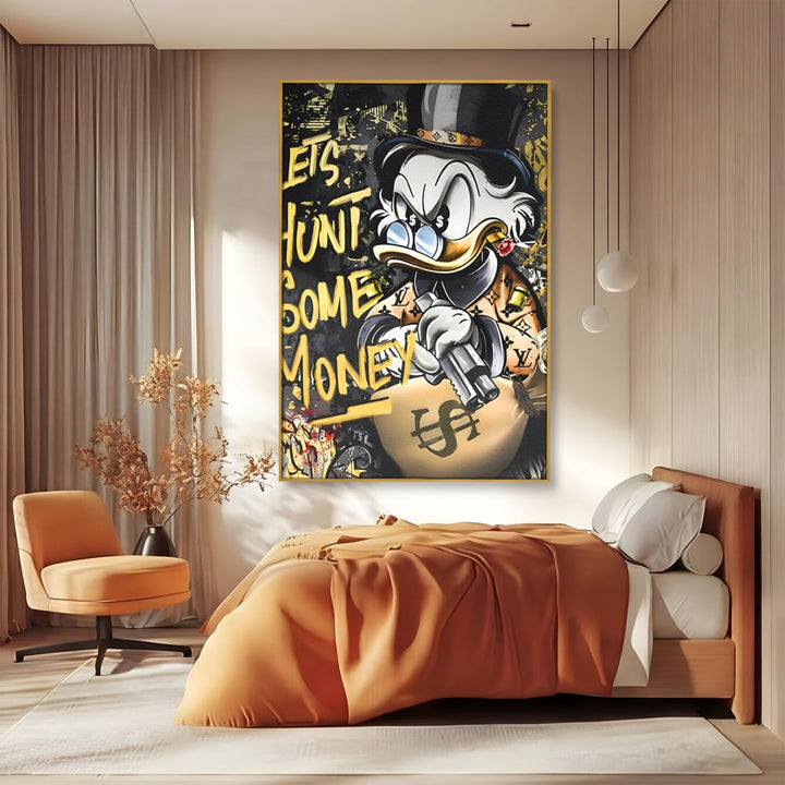 Tablou canvas cu ilustratie cu scrooge duck tinand o arma, in rama de aluminiu auriu, pe perete intr-un dormitor