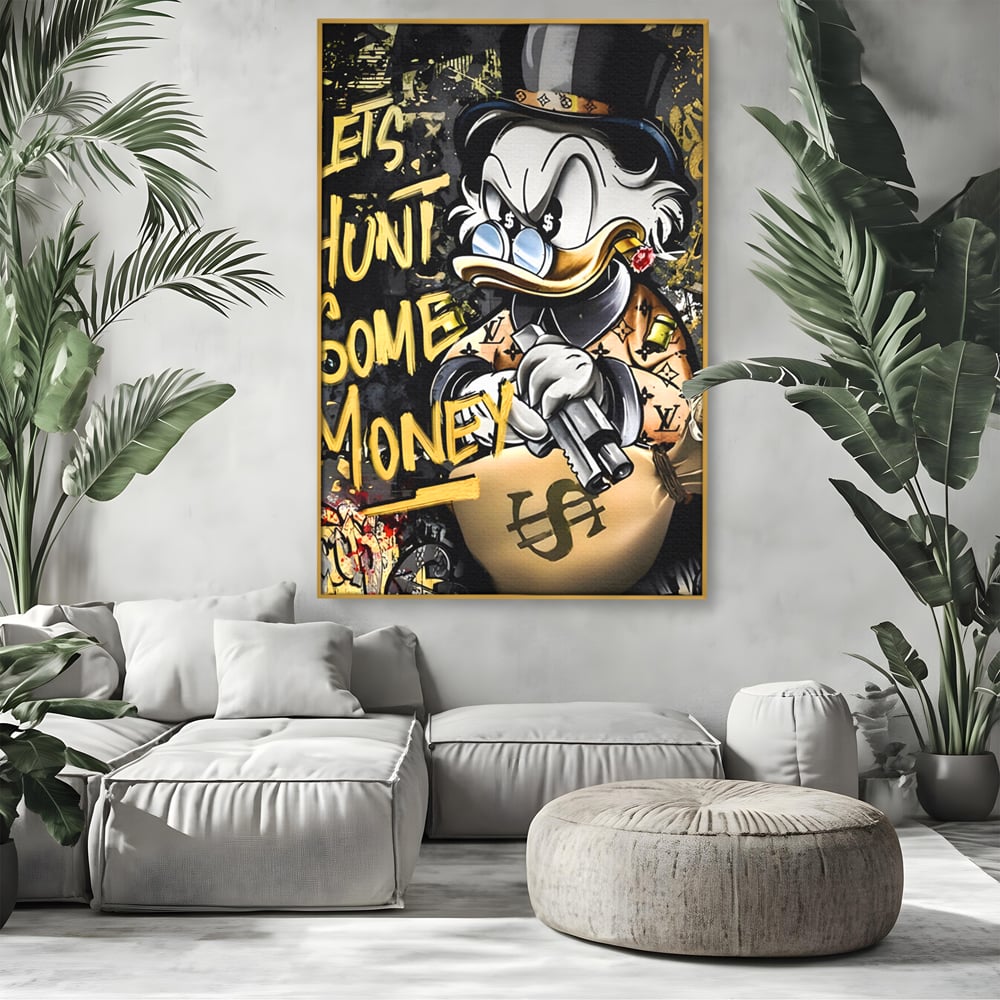 Tablou canvas cu ilustratie cu scrooge duck tinand o arma, in rama de aluminiu auriu, pe perete intr-un living