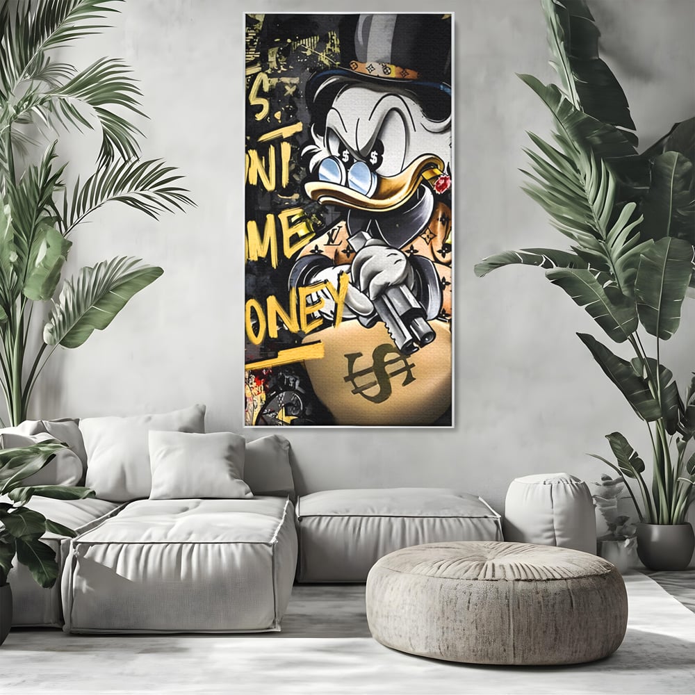 Tablou canvas cu ilustratie cu scrooge duck tinand o arma, in rama de aluminiu argintiu, pe perete intr-un living