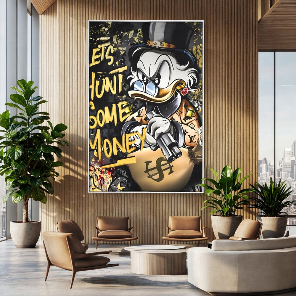 Tablou canvas cu ilustratie cu scrooge duck tinand o arma, in rama de aluminiu argintiu, pe perete intr-un birou