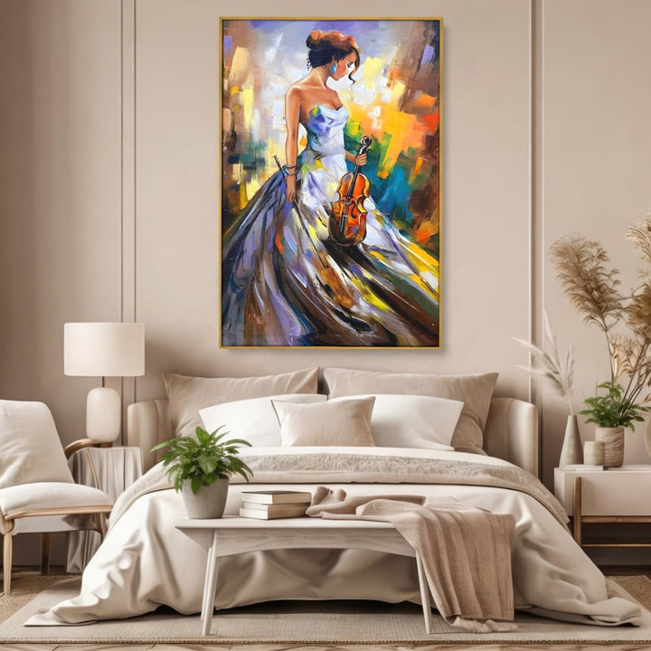 Tablou canvas cu tablou canvas cu femeie si vioara, in rama de aluminiu auriu, pe perete intr-un dormitor