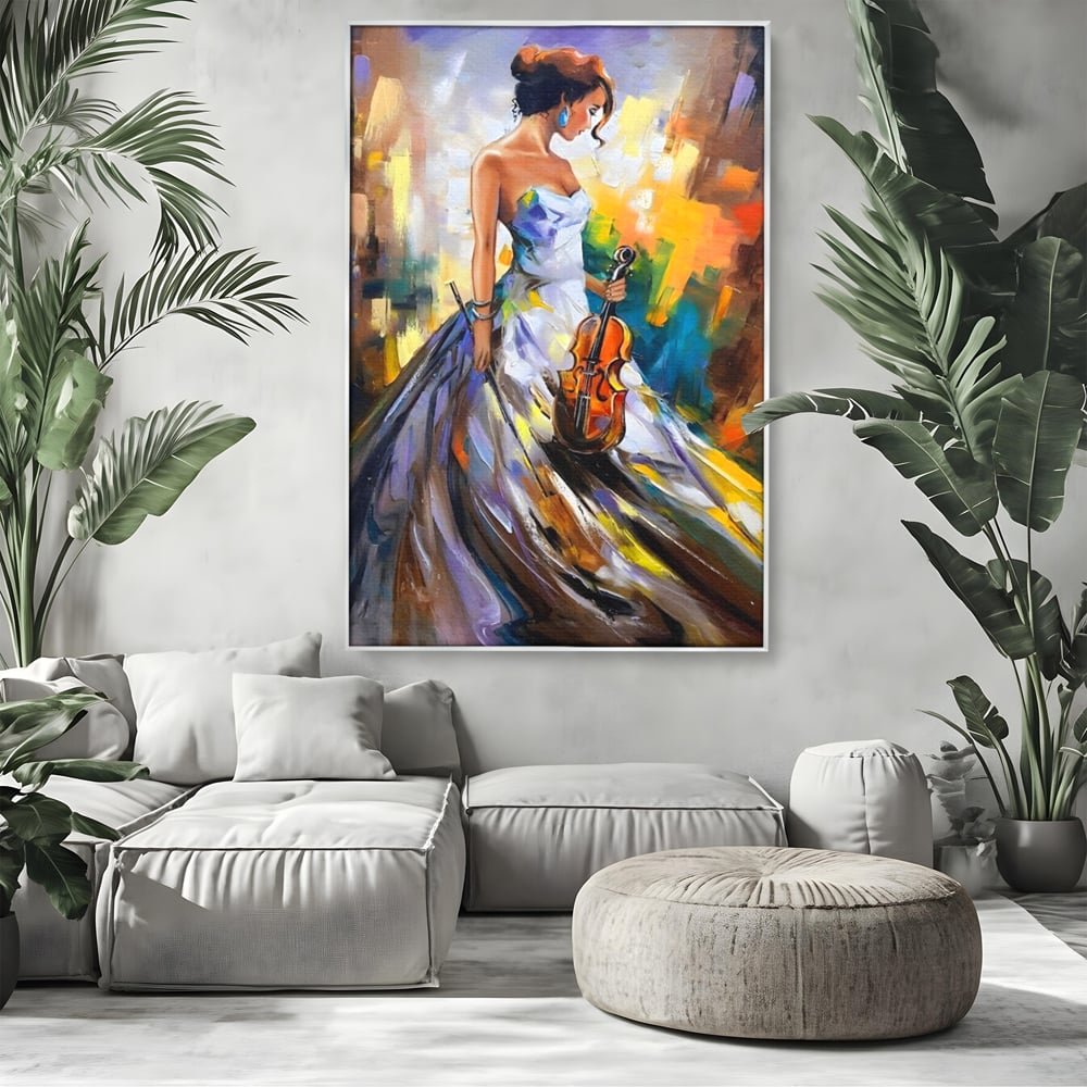 Tablou canvas cu tablou canvas cu femeie si vioara, in rama de aluminiu argintiu, pe perete intr-un living