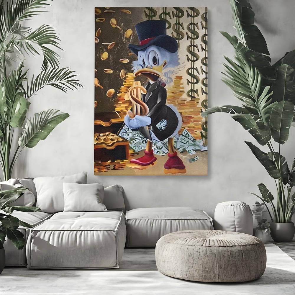 Tablou canvas cu tablou canvas cu scrooge duck si bani, fara rama, pe sasiu de lemn, pe perete intr-un living