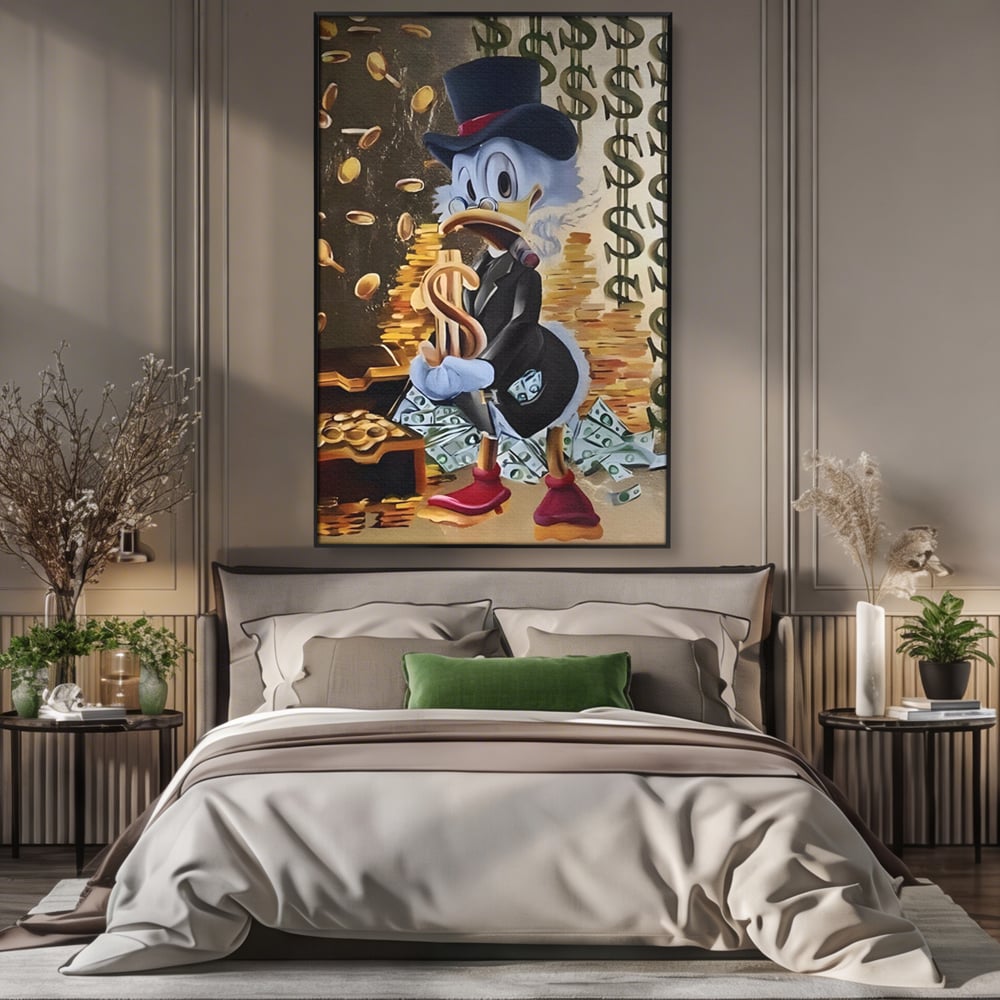 Tablou canvas cu tablou canvas cu scrooge duck si bani, in rama de aluminiu negru, pe perete intr-un dormitor