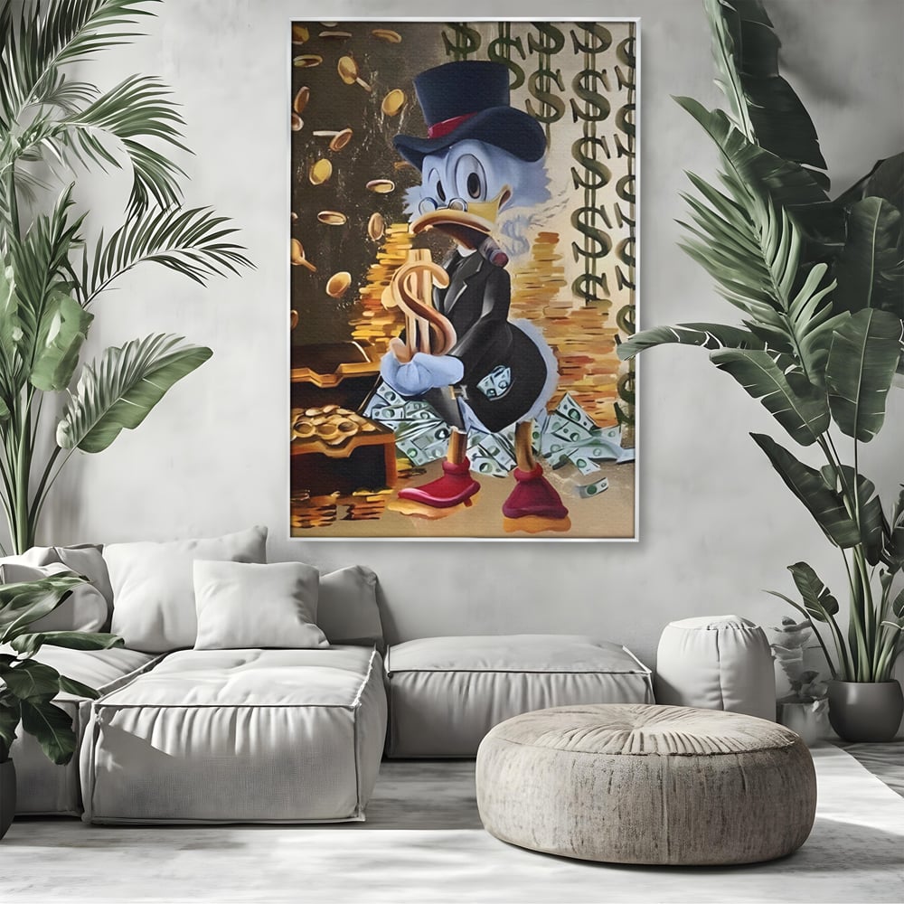 Tablou canvas cu tablou canvas cu scrooge duck si bani, in rama de aluminiu argintiu, pe perete intr-un living