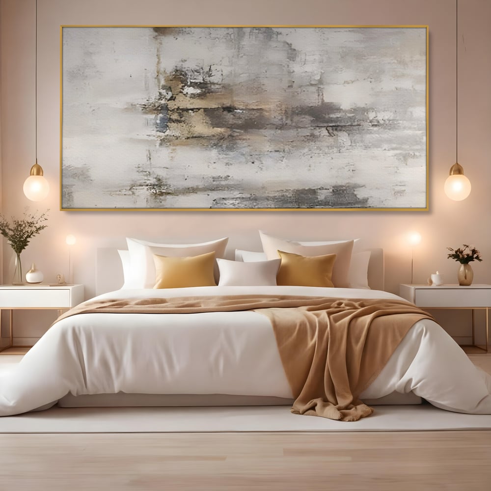 Tablou canvas cu pictura abstracta cu texturi gri si bronz, in rama de aluminiu auriu, pe perete intr-un dormitor