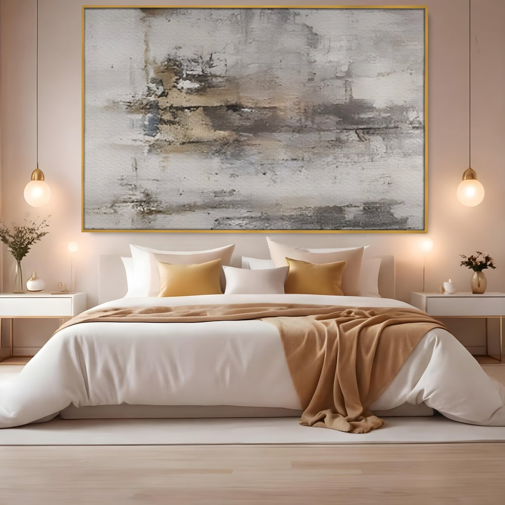 Tablou canvas cu pictura abstracta cu texturi gri si bronz, in rama de aluminiu auriu, pe perete intr-un dormitor