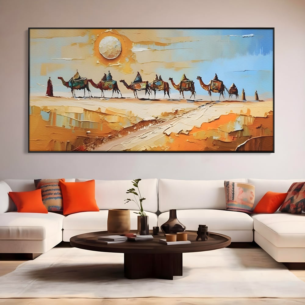 Tablou canvas cu pictura cu caravana de camile in desert, in rama de aluminiu negru, pe perete intr-un living