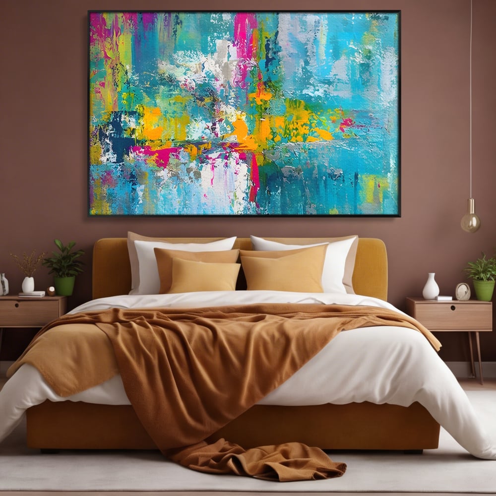 Tablou canvas cu pictura abstracta cu pete albastre si galbene, in rama de aluminiu negru, pe perete intr-un dormitor