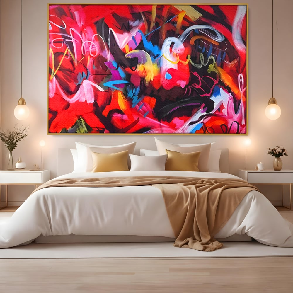 Tablou canvas cu tablou canvas cu graffiti rosu, in rama de aluminiu auriu, pe perete intr-un dormitor