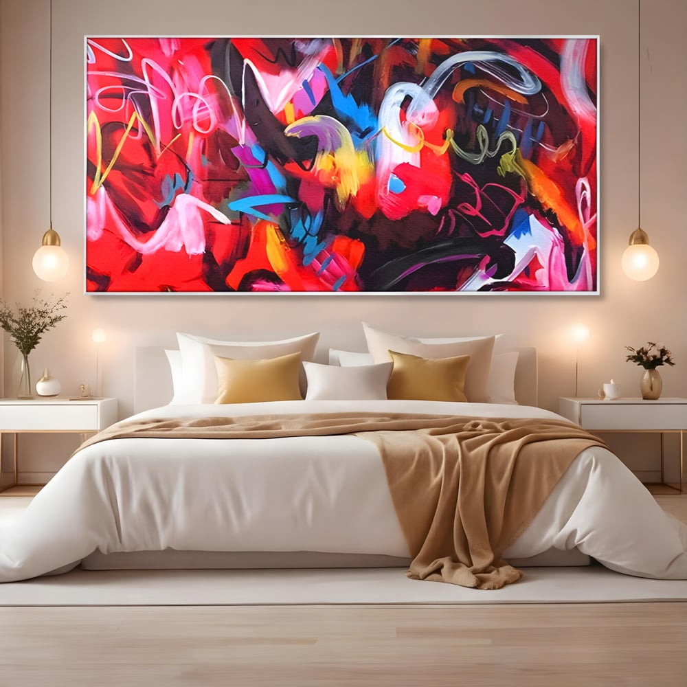 Tablou canvas cu tablou canvas cu graffiti rosu, in rama de aluminiu argintiu, pe perete intr-un dormitor
