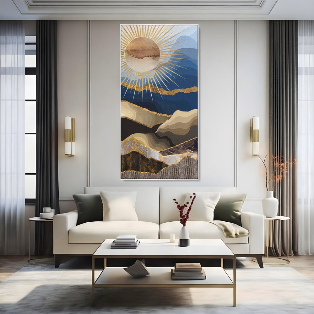 Tablou canvas cu tablou canvas cu peisaj montan, in rama de aluminiu argintiu, pe perete intr-un living