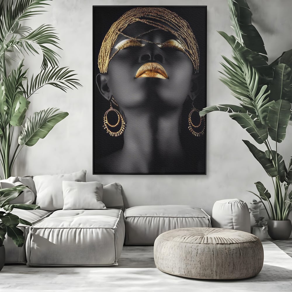 Tablou canvas cu tablou canvas cu femeie si detalii aurii, in rama de aluminiu negru, pe perete intr-un living