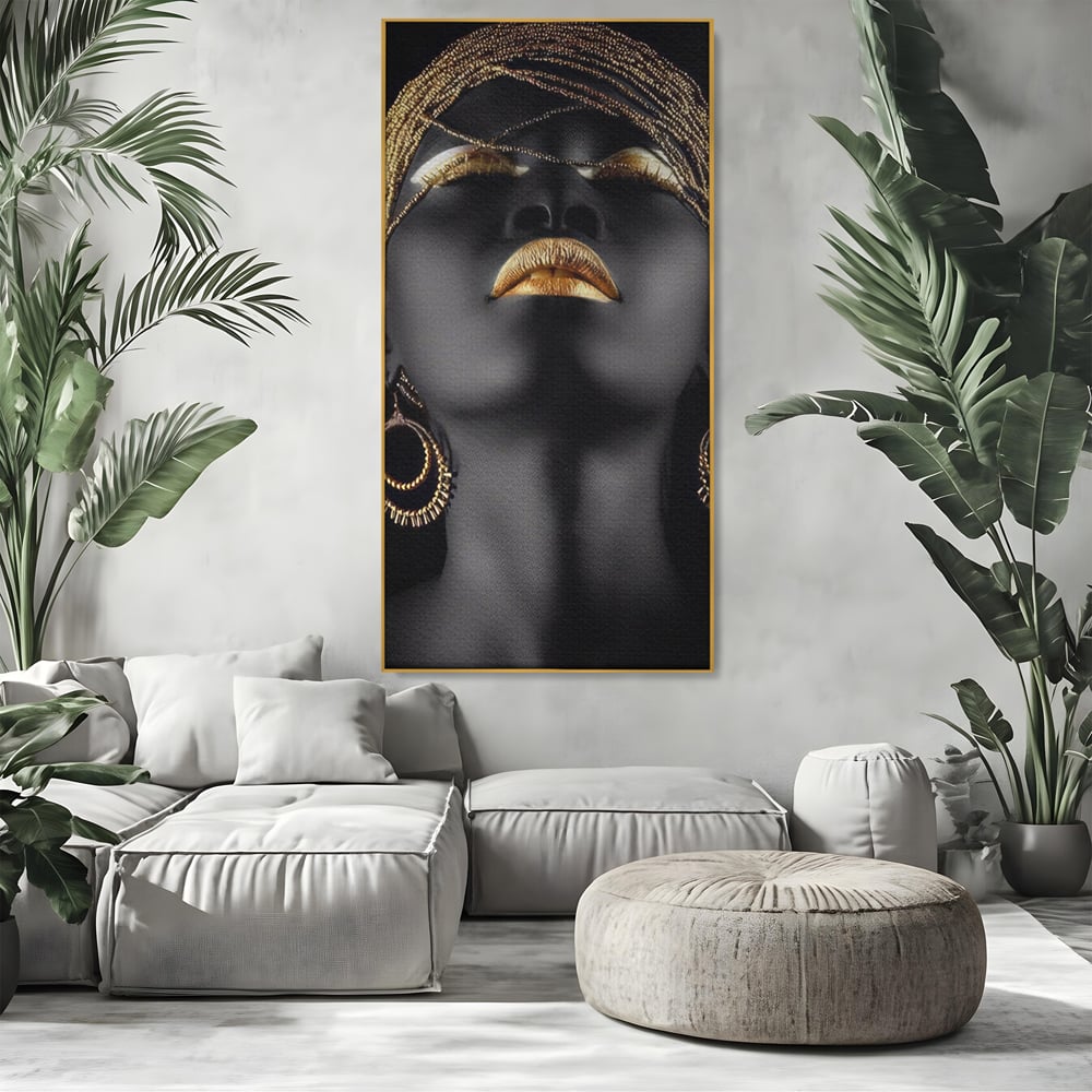 Tablou canvas cu tablou canvas cu femeie si detalii aurii, in rama de aluminiu auriu, pe perete intr-un living