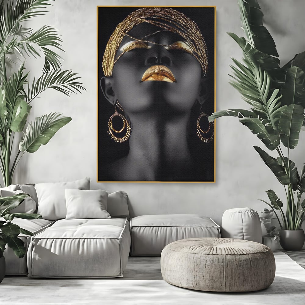 Tablou canvas cu tablou canvas cu femeie si detalii aurii, in rama de aluminiu auriu, pe perete intr-un living