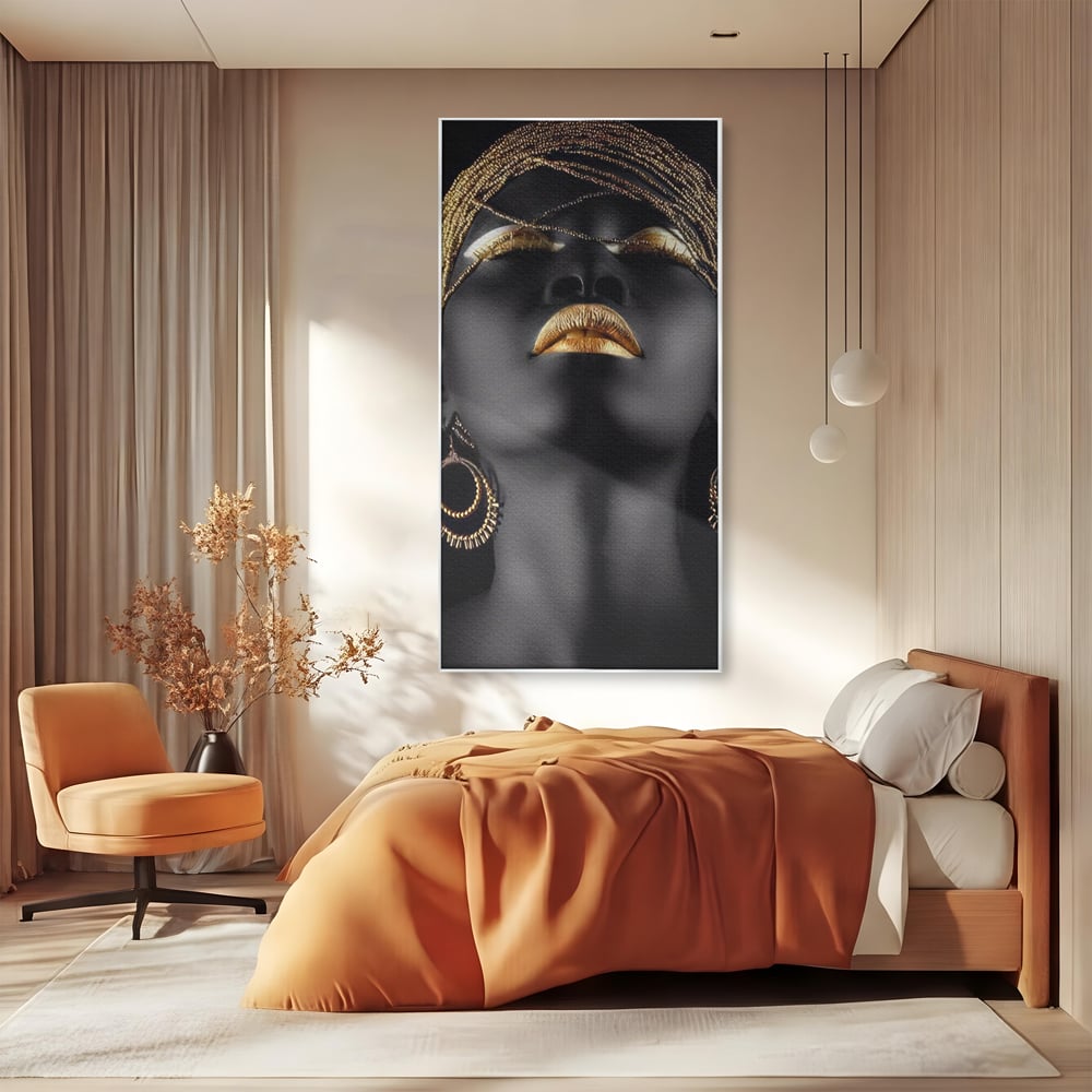 Tablou canvas cu tablou canvas cu femeie si detalii aurii, in rama de aluminiu argintiu, pe perete intr-un dormitor