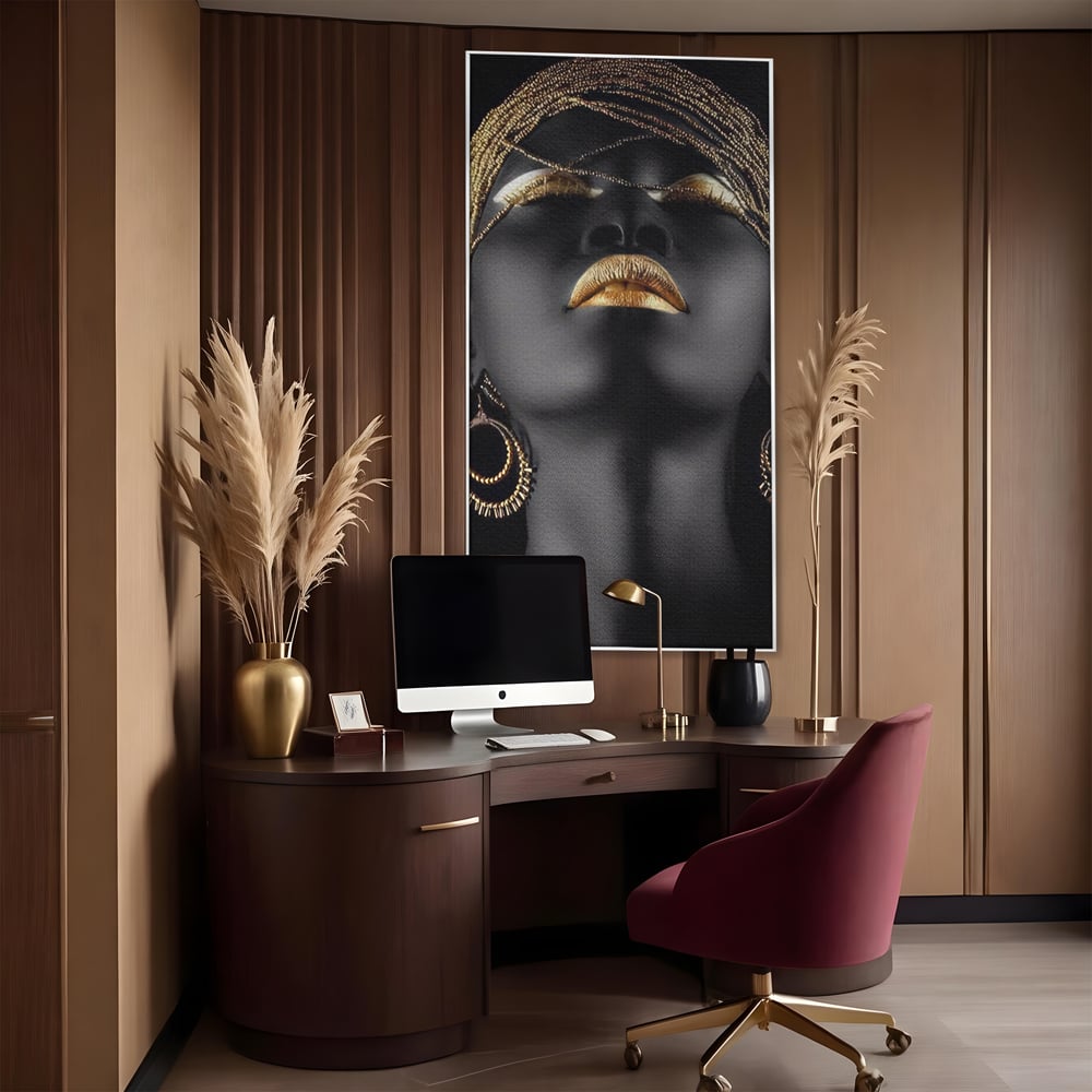 Tablou canvas cu tablou canvas cu femeie si detalii aurii, in rama de aluminiu argintiu, pe perete intr-un birou