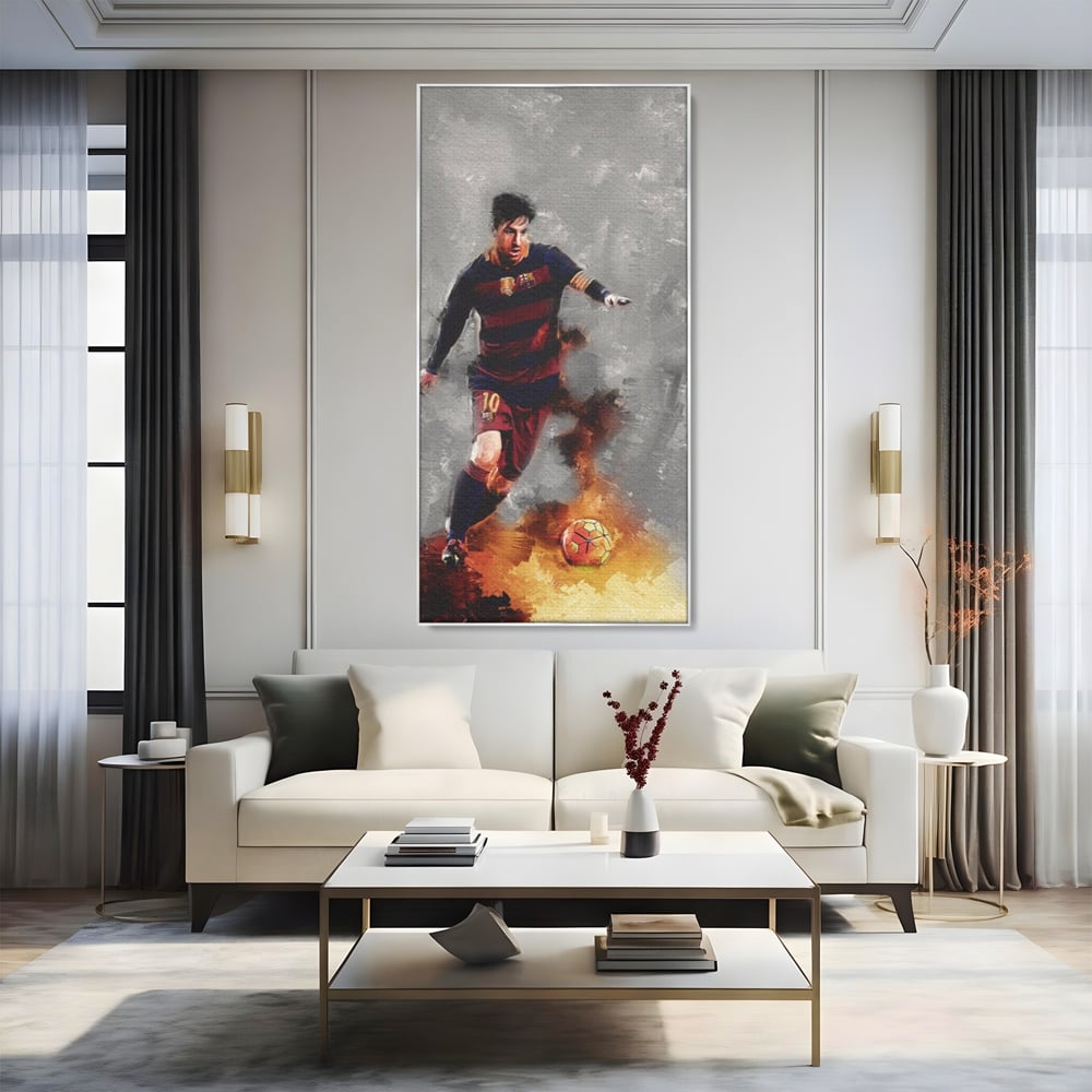 Tablou canvas cu tablou canvas cu fotbalistul lionel messi, in rama de aluminiu argintiu, pe perete intr-un living