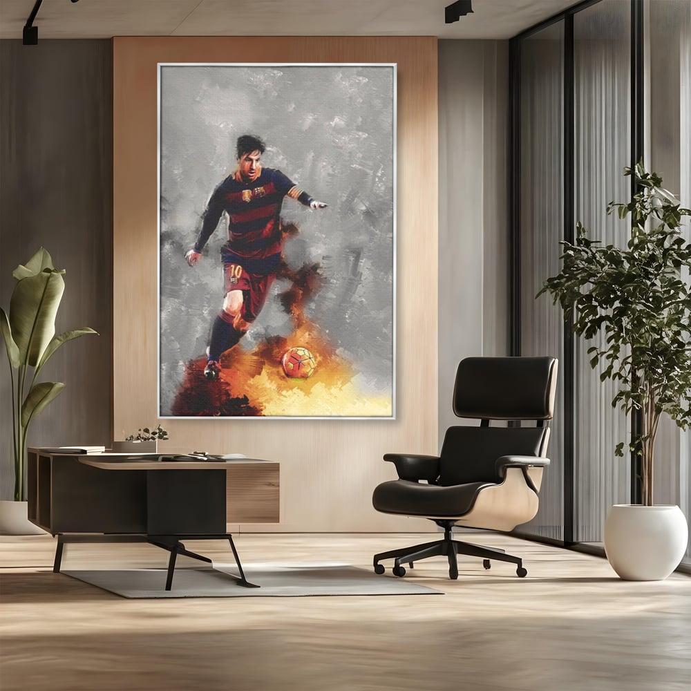 Tablou canvas cu tablou canvas cu fotbalistul lionel messi, in rama de aluminiu argintiu, pe perete intr-un birou