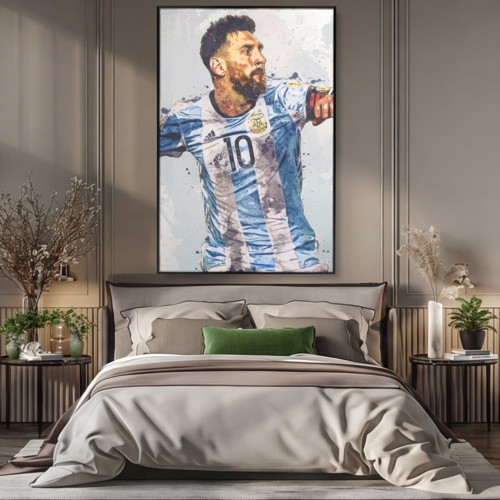 Tablou canvas cu tablou canvas cu lionel messi in tricoul argentinei, in rama de aluminiu negru, pe perete intr-un dormitor