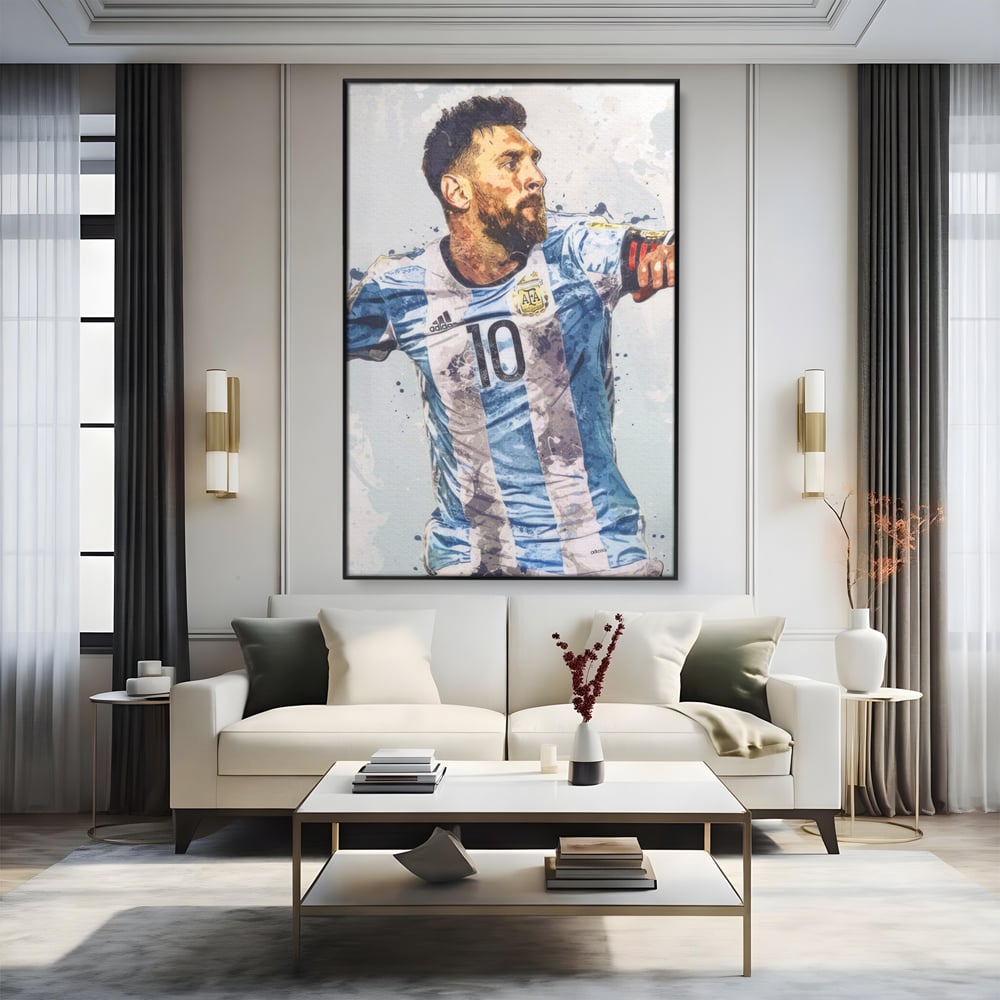 Tablou canvas cu tablou canvas cu lionel messi in tricoul argentinei, in rama de aluminiu negru, pe perete intr-un living