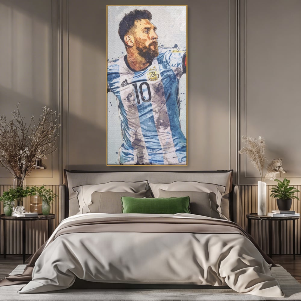 Tablou canvas cu tablou canvas cu lionel messi in tricoul argentinei, in rama de aluminiu auriu, pe perete intr-un dormitor