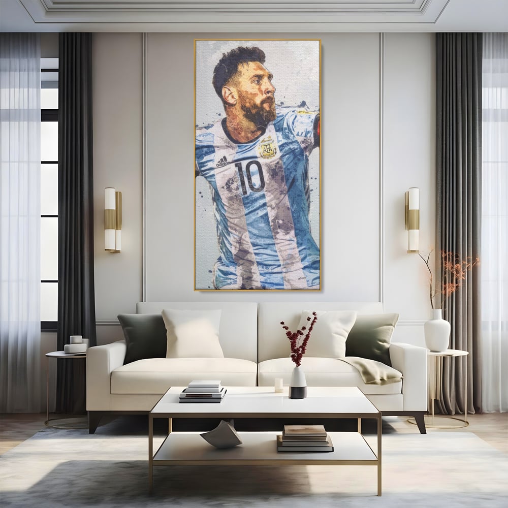Tablou canvas cu tablou canvas cu lionel messi in tricoul argentinei, in rama de aluminiu auriu, pe perete intr-un living