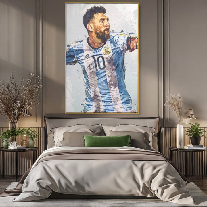 Tablou canvas cu tablou canvas cu lionel messi in tricoul argentinei, in rama de aluminiu auriu, pe perete intr-un dormitor