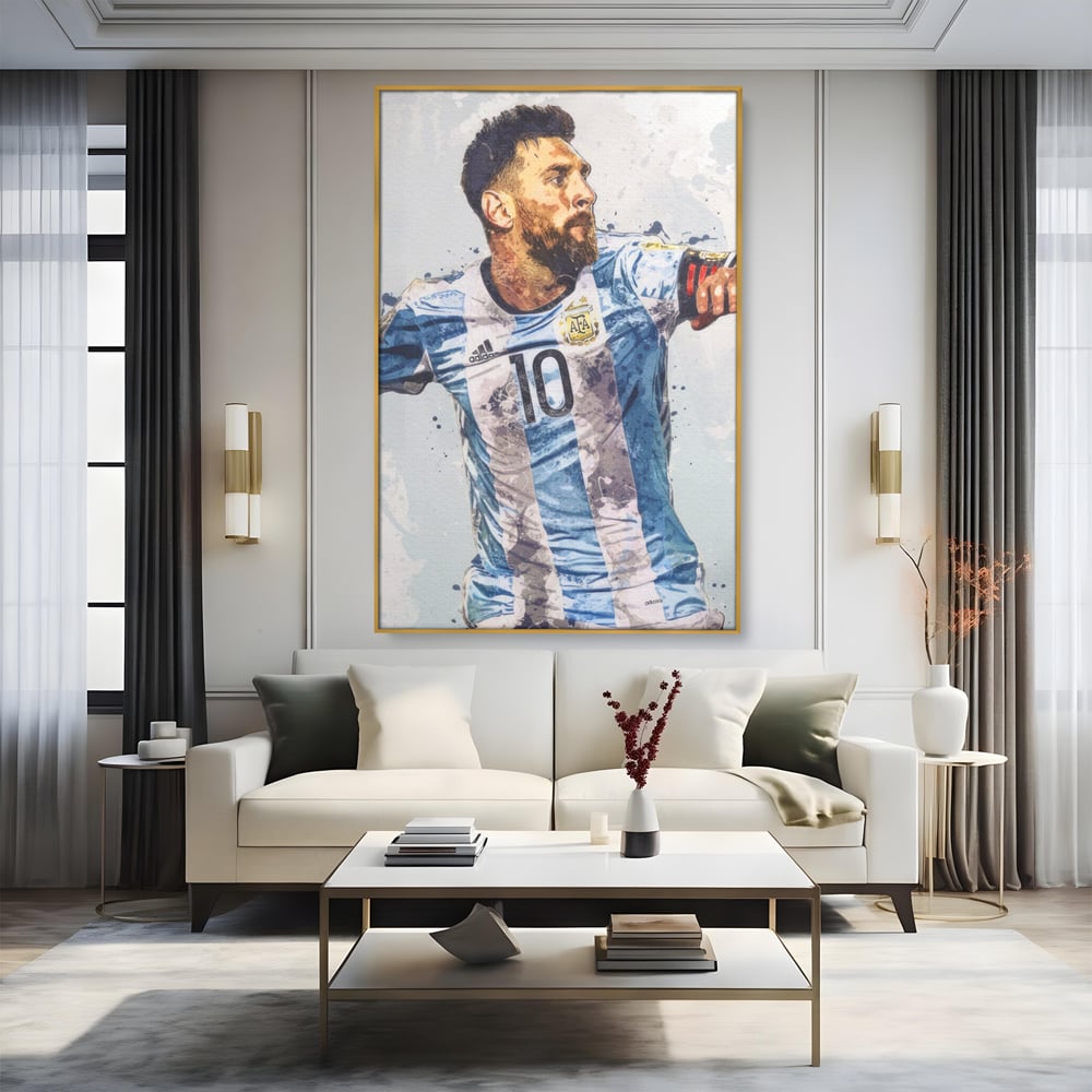 Tablou canvas cu tablou canvas cu lionel messi in tricoul argentinei, in rama de aluminiu auriu, pe perete intr-un living