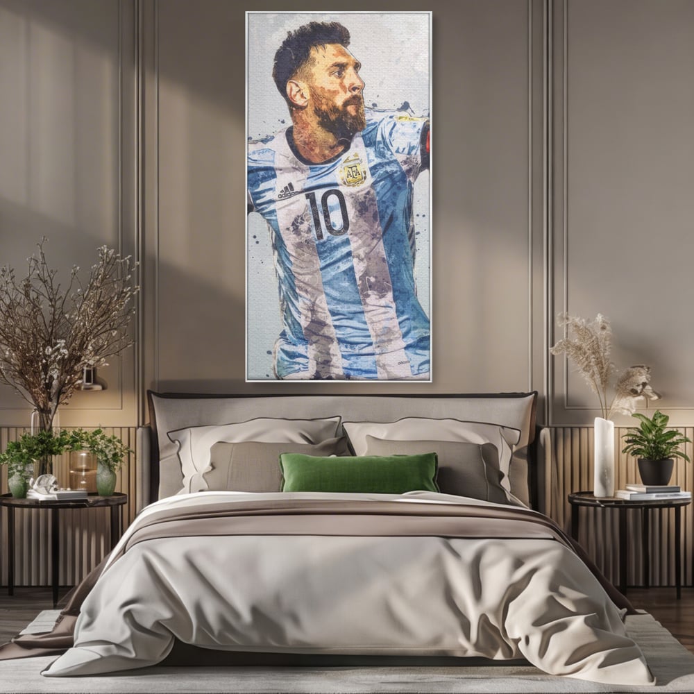 Tablou canvas cu tablou canvas cu lionel messi in tricoul argentinei, in rama de aluminiu argintiu, pe perete intr-un dormitor