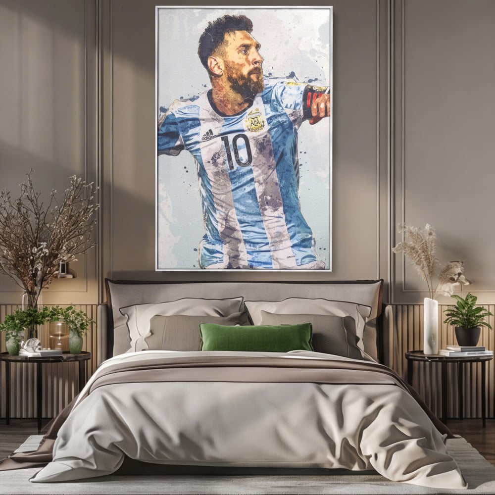 Tablou canvas cu tablou canvas cu lionel messi in tricoul argentinei, in rama de aluminiu argintiu, pe perete intr-un dormitor