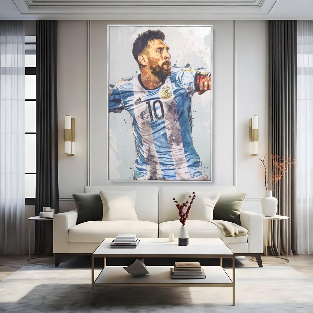 Tablou canvas cu tablou canvas cu lionel messi in tricoul argentinei, in rama de aluminiu argintiu, pe perete intr-un living