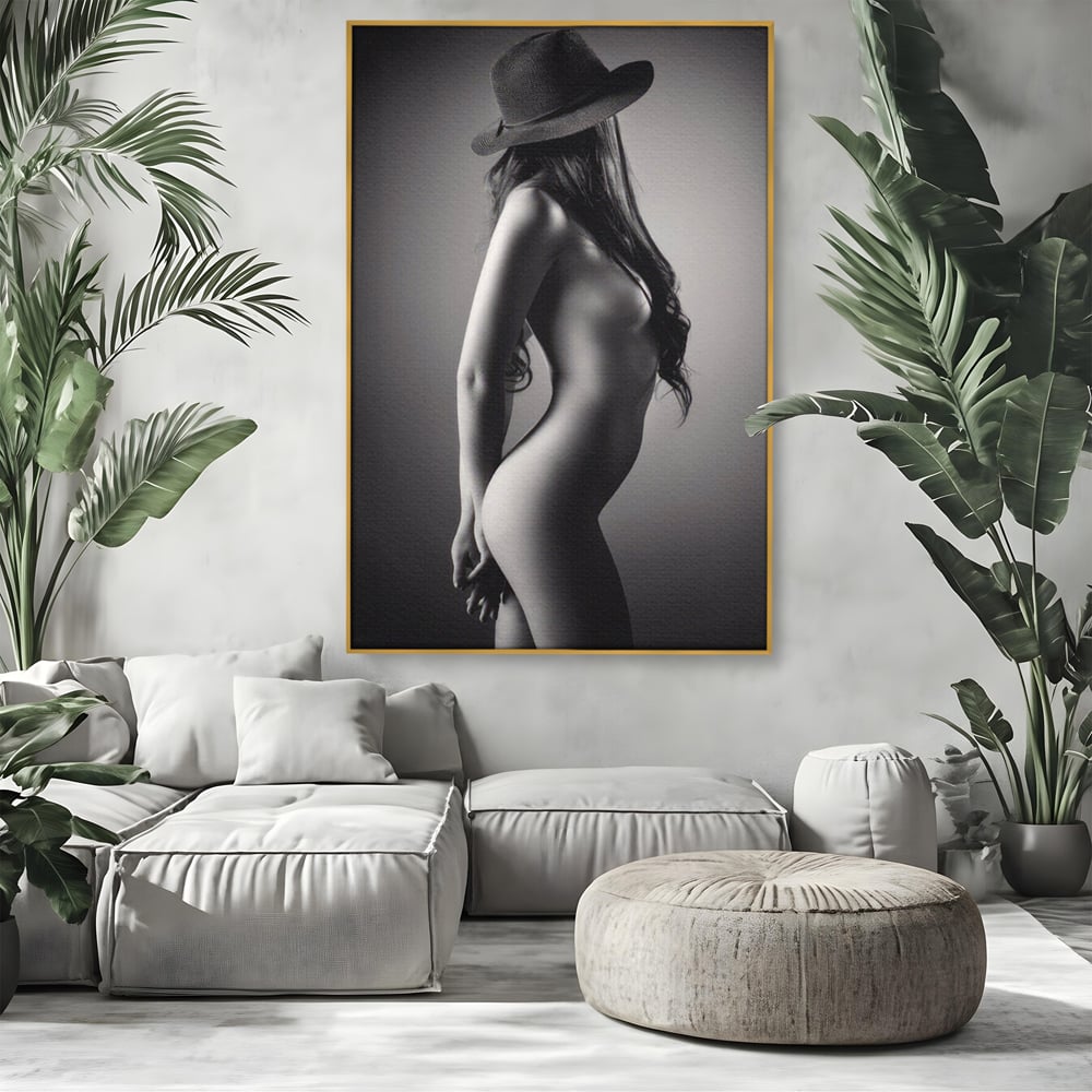 Tablou canvas cu tablou canvas cu silueta de femeie, in rama de aluminiu auriu, pe perete intr-un living