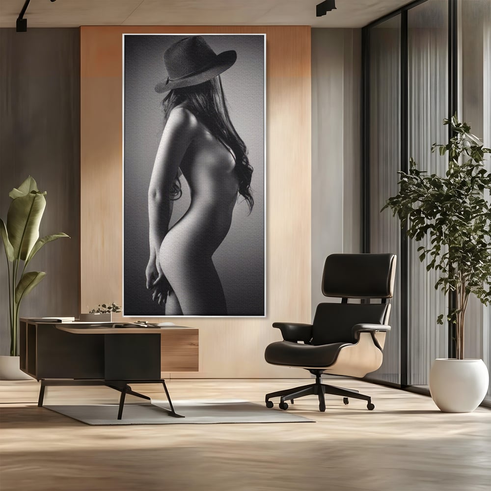 Tablou canvas cu tablou canvas cu silueta de femeie, in rama de aluminiu argintiu, pe perete intr-un birou