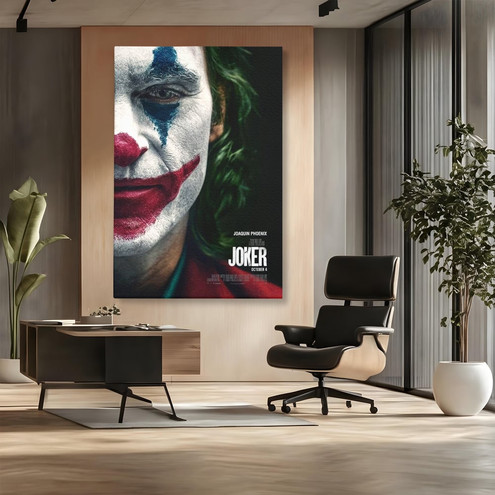 Tablou canvas cu portret close-up cu joker pe canvas, fara rama, pe sasiu de lemn, pe perete intr-un birou